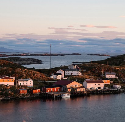 Oversiktsbilde av Myken med husene langs vannet